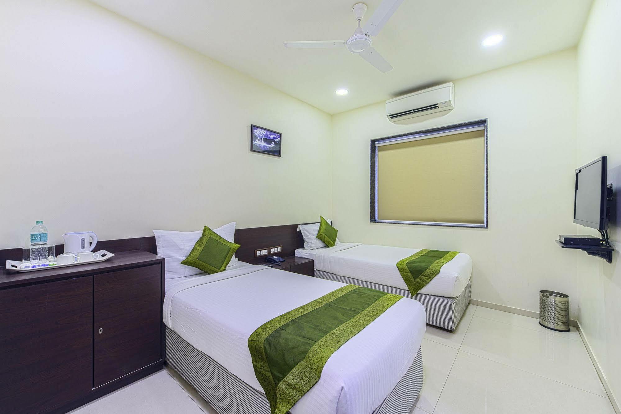 Oyo 16703 Hotel The Platinum Kolkata Exterior photo