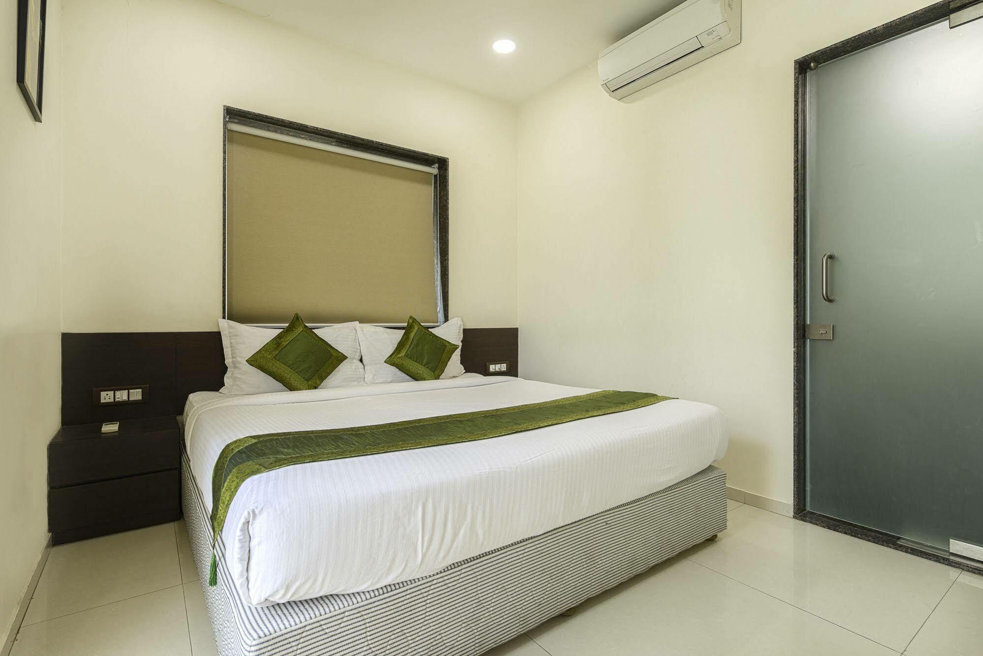 Oyo 16703 Hotel The Platinum Kolkata Exterior photo