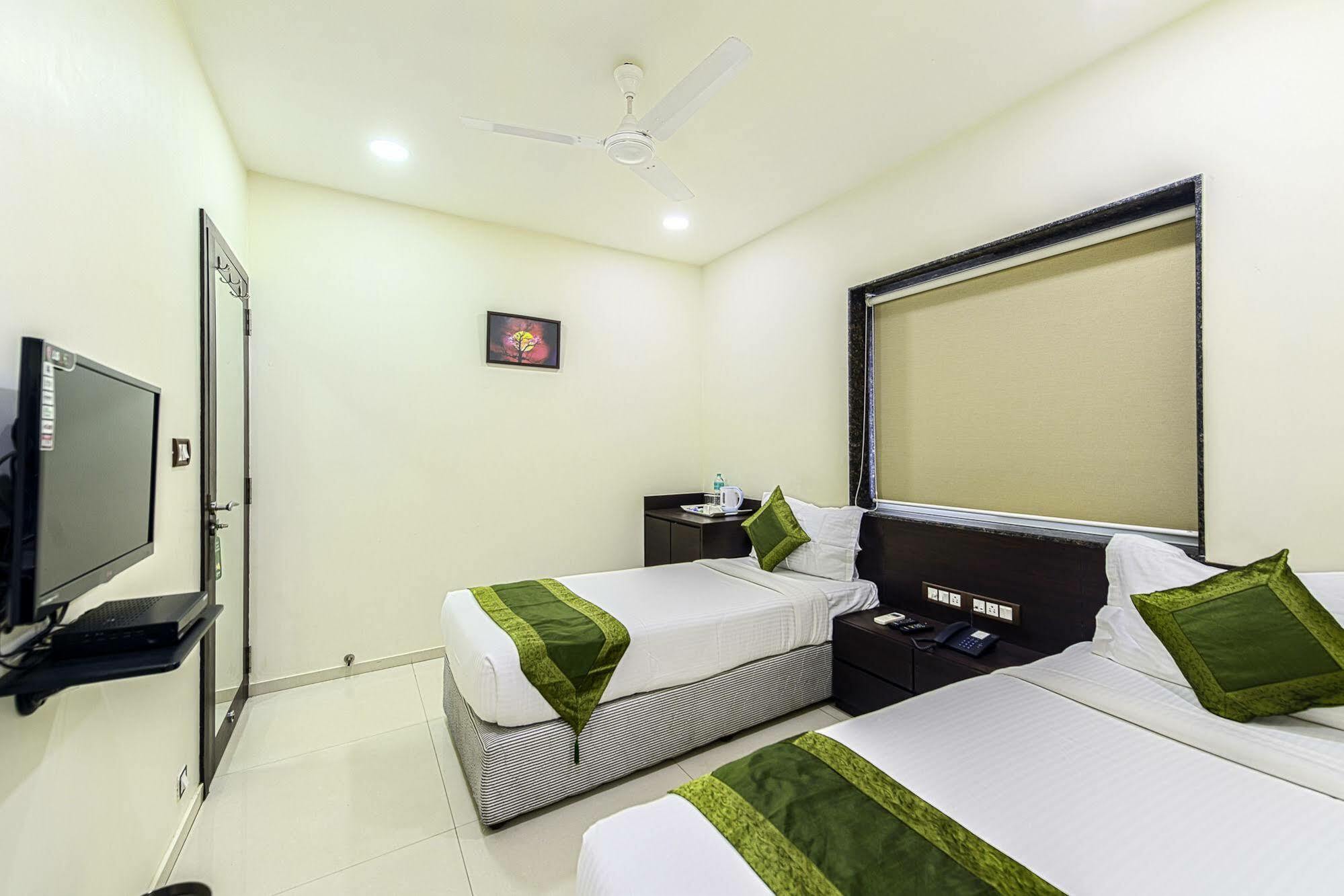 Oyo 16703 Hotel The Platinum Kolkata Exterior photo