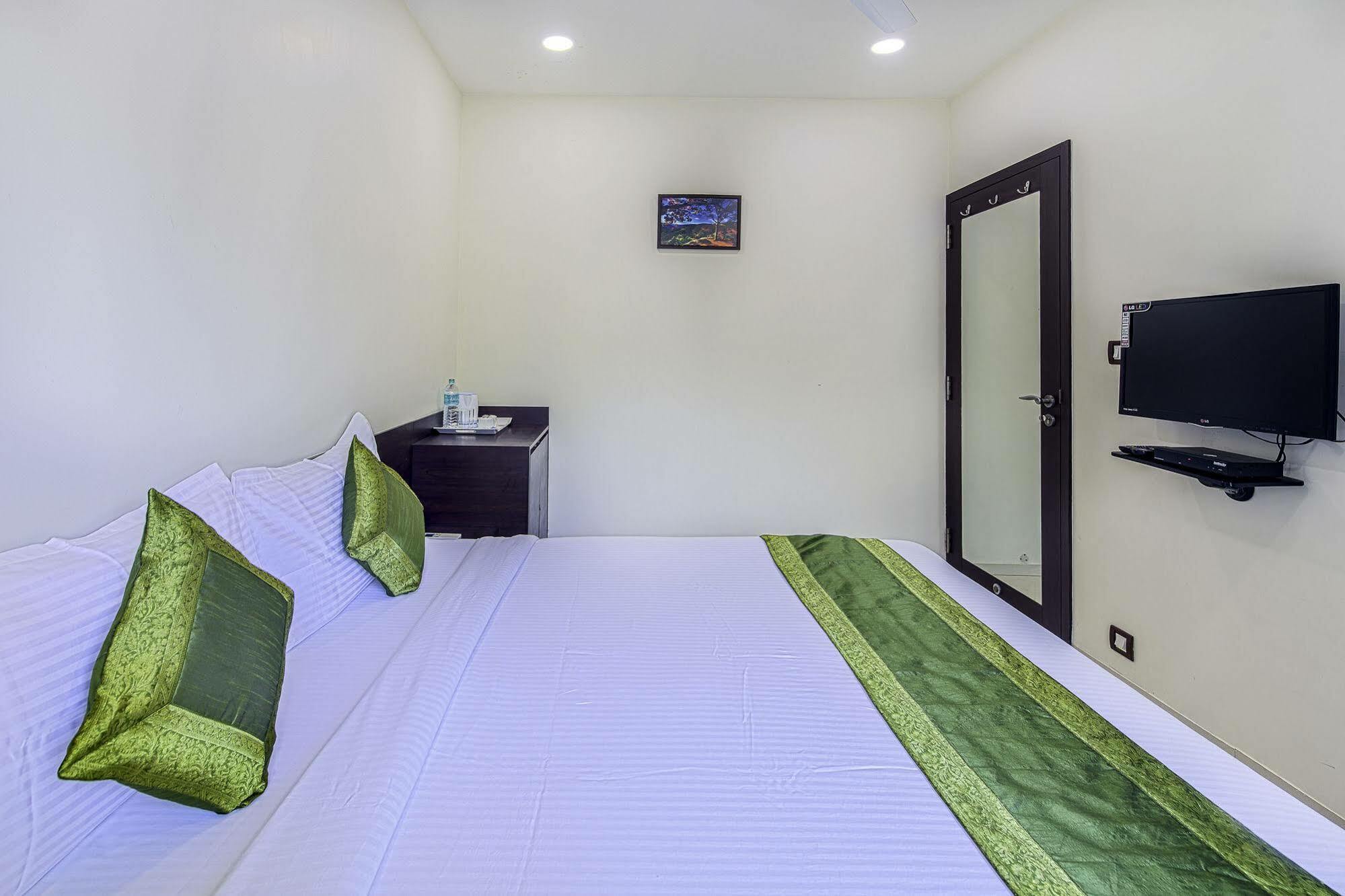 Oyo 16703 Hotel The Platinum Kolkata Exterior photo